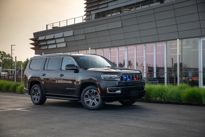 Jeep Wagoneer (COV) Command Operations Vehicle tiene varias funciones extras.