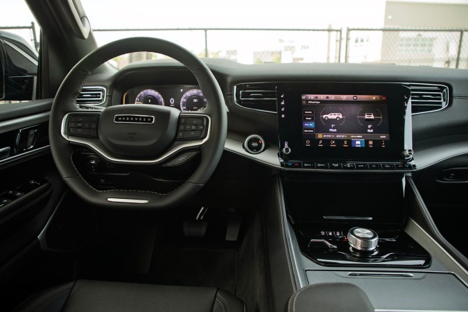 Jeep Wagoneer (COV) Command Operations Vehicle tiene un gran número de funciones.