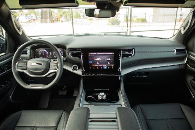 Jeep Wagoneer (COV) Command Operations Vehicle tiene un interior ampliado.