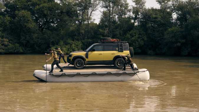 Land Rover Defender Trophy Edition 2026 está capacitada para todos los terrenos difíciles.