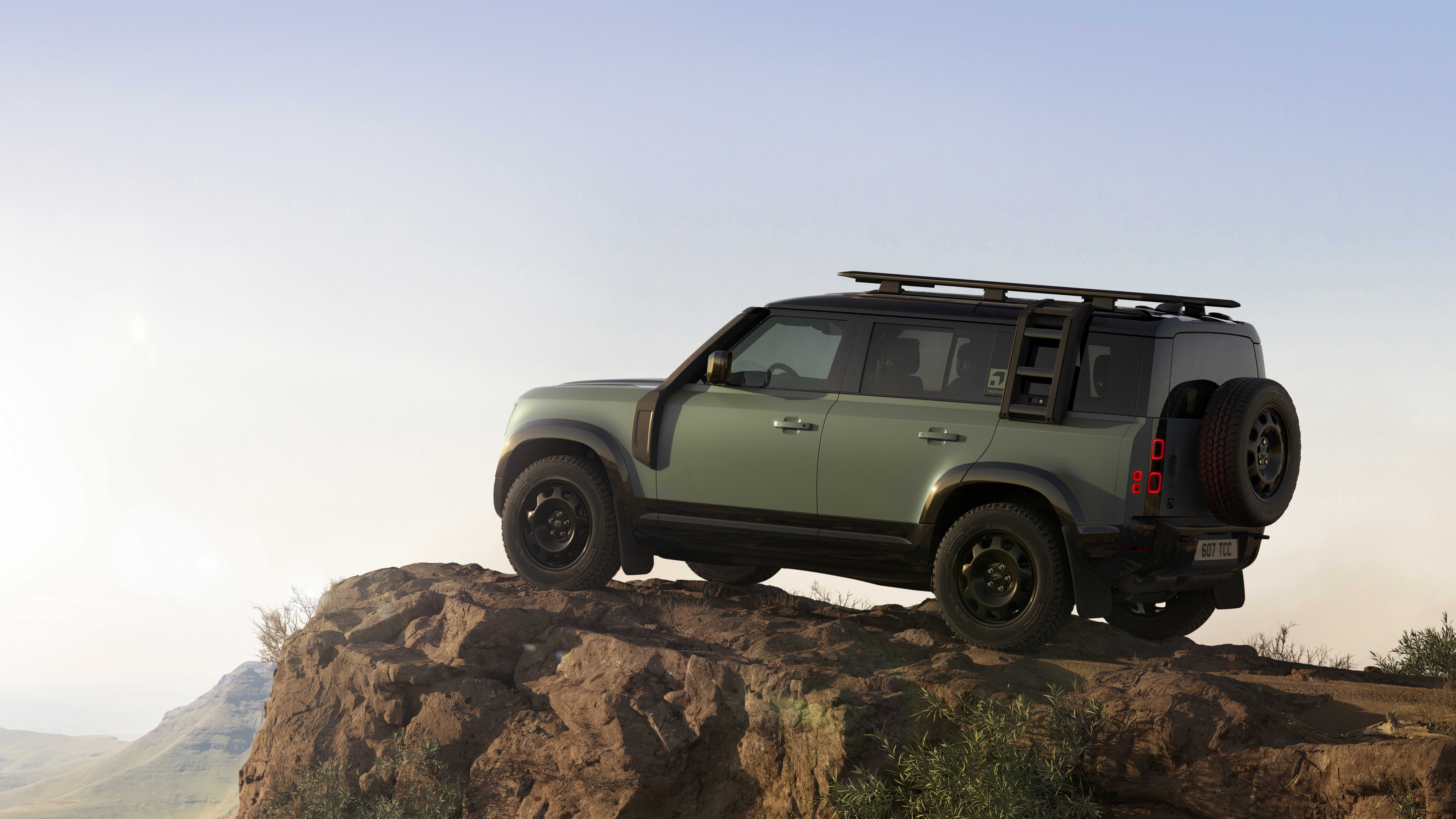 Land Rover Defender Trophy Edition 2026 tiene grandes capacidades todoterreno.