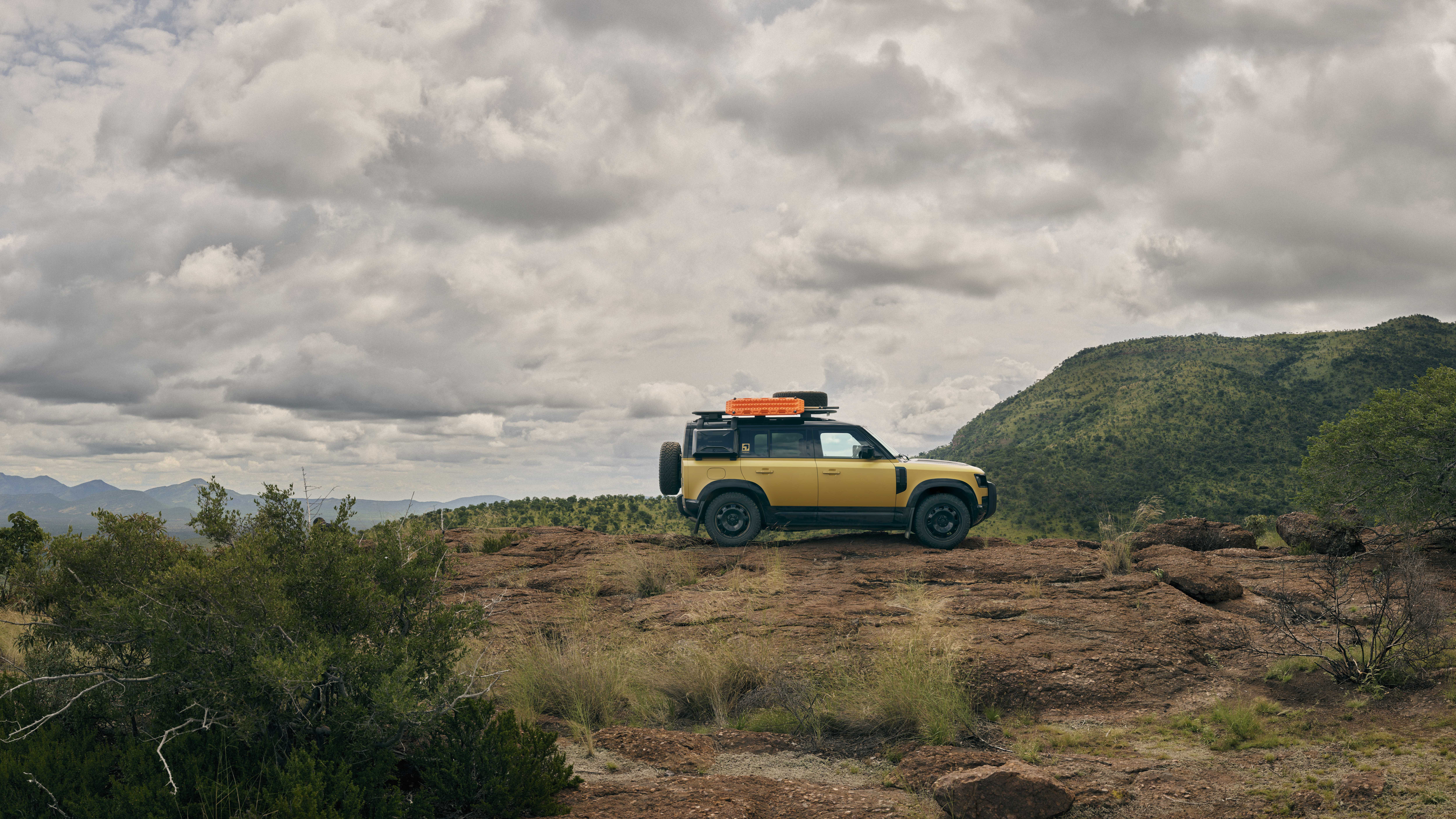 Land Rover Defender Trophy Edition 2026 está equipada para una aventura en safari.