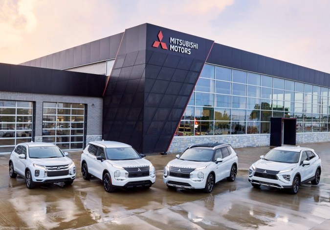 Mitsubishi aumenta precios en EE.UU. por aranceles del 25% a autos importados.