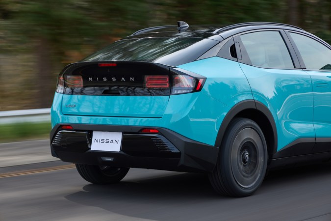 Nissan Leaf 2026 tiene un diseño innovador en la parte trasera.
