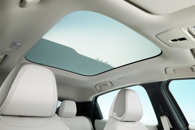 Nissan Leaf 2026 tiene una ventana panorámica que se puede oscurecer.