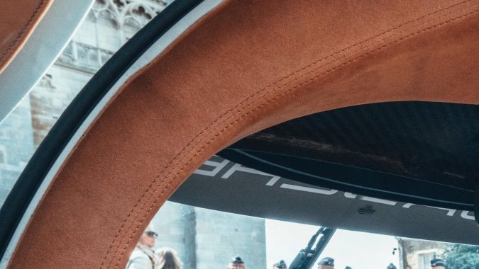 Porsche 963 RSP el interior predomina el cuero y alcantara.