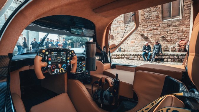 Porsche 963 RSP el interior predomina el cuero y alcantara.