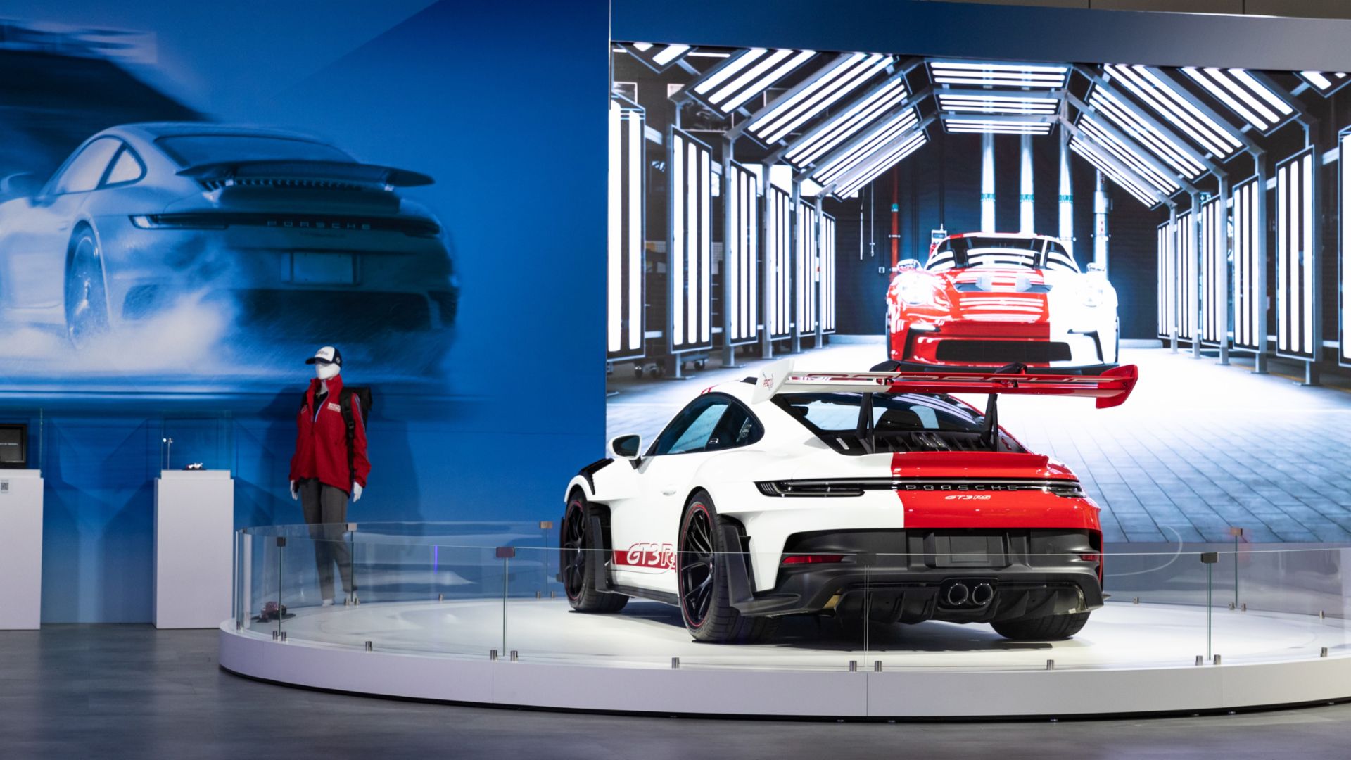 Nuevo Centro de Experiencia Porsche en Pickering celebra con subasta benéfica.