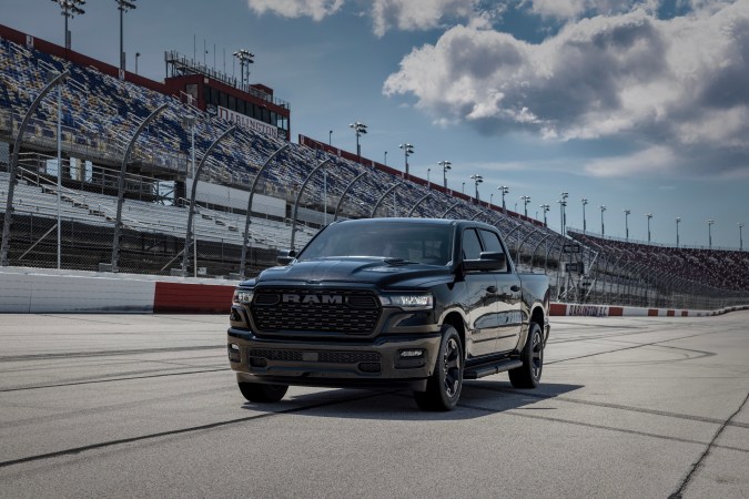 Ram 1500 2026 Black Express tendrá como opción motor HEMI V8.