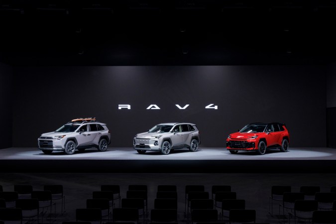 RAV4 2026: nuevas versiones GR Sport, Woodland y Limited al detalle.