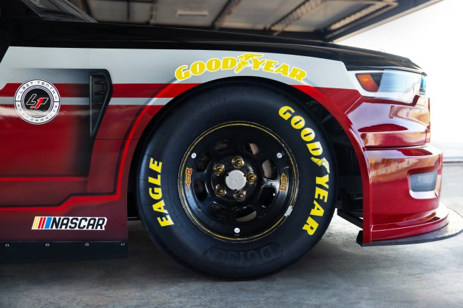 Ram 1500 Nascar Truck Series concept presenta el tradicional perfil bajo.