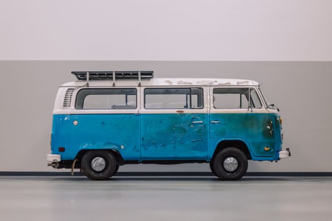 Restauración de combi VW dañada por incendios forestales