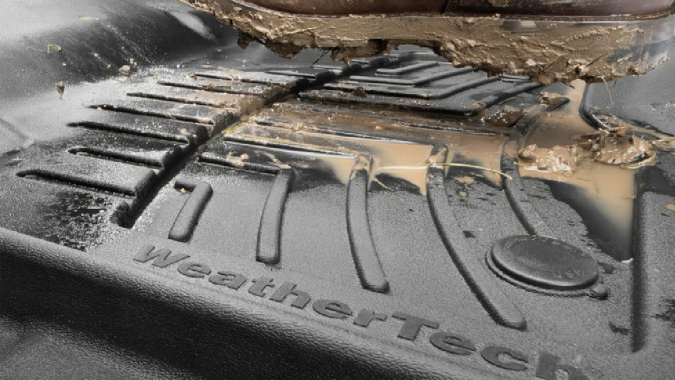 Tapete duro o Floorliner HP WeatherTech protegen de líquidos el piso del auto.