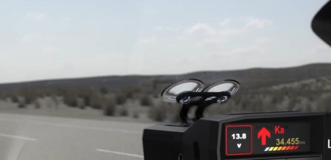 Conoce el Uniden R8, el mejor detector de radares para 2025.