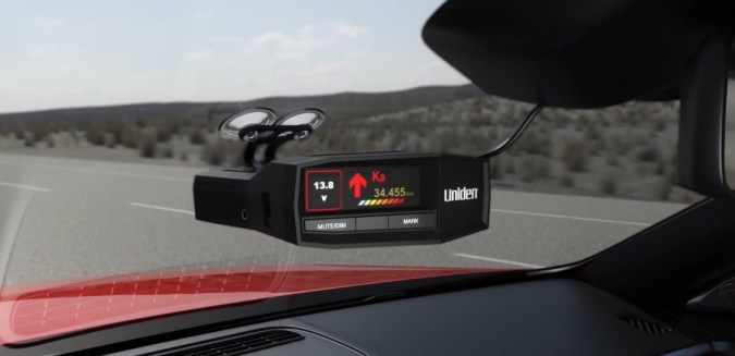 Conoce el Uniden R8, el mejor detector de radares para 2025.