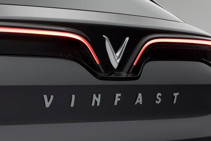 VinFast expande su red de concesionarios a California.