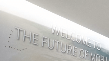 Interior de un concesionario VinFast con un elegante VF9 en exhibición.