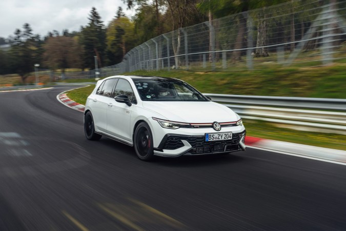 Volkswagen Golf GTI Edition 50 estará en varios colores como el blanco puro.