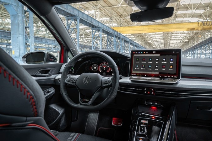 Volkswagen Golf GTI Edition 50 tiene varios detalles distintivos en el interior.