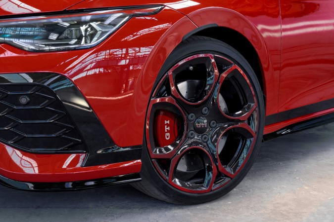 Volkswagen Golf GTI Edition 50 tiene unas llantas exclusivas.