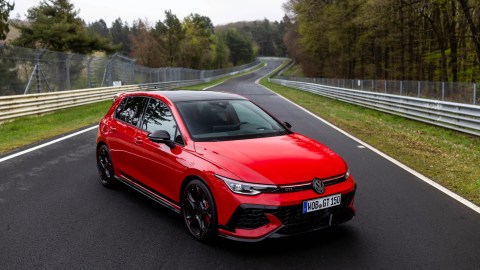 Volkswagen Golf GTI Edition 50 tiene detalles que mejoran su conducción.
