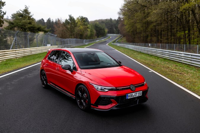 Volkswagen Golf GTI Edition 50 tiene detalles que mejoran su conducción.