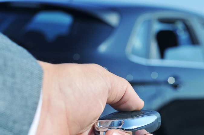 Hack automotriz: abre las ventanas con tu control remoto.