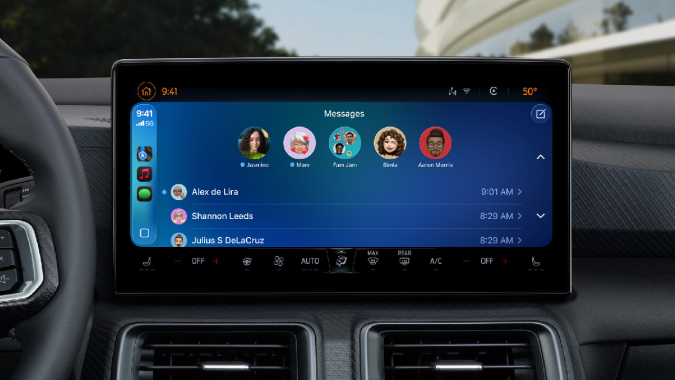 Apple CarPlay con iOS 26 mejoró las app de llamadas y mensajes.