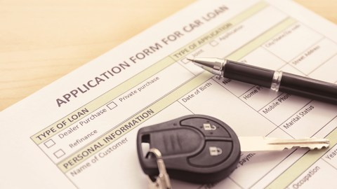 Crisis financiera: morosidad récord en financiamiento de autos 2025.