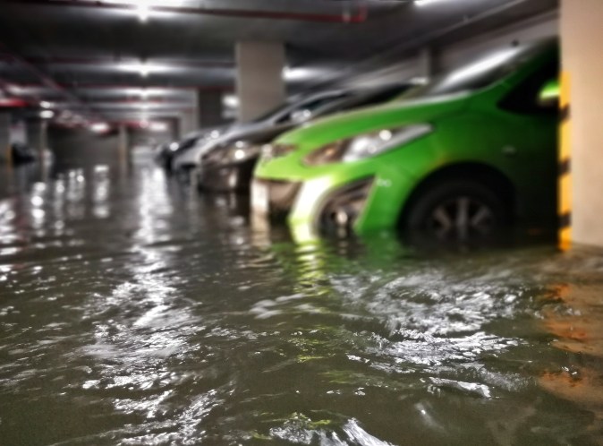 auto afectado por inundaciones