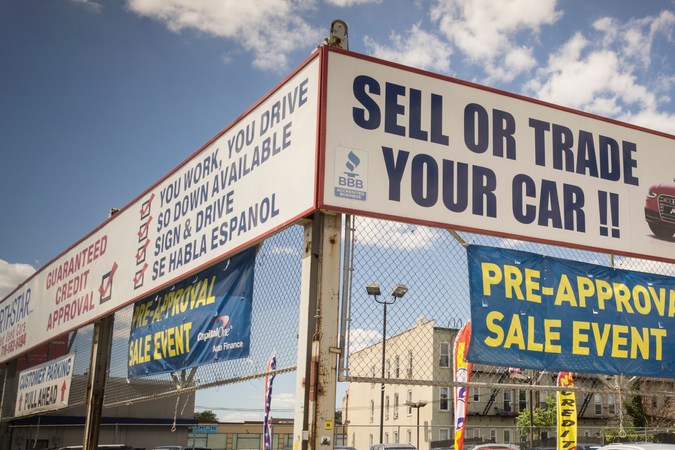 Escasez de autos nuevos dispara precios de usados en EE.UU.