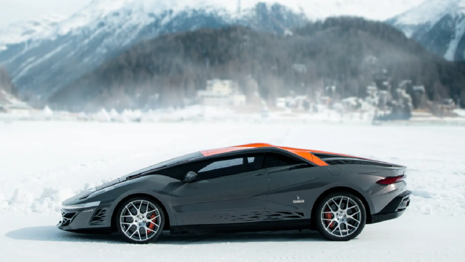 Bertone Nuccio tiene ingenieria y motor del Ferrari F430.