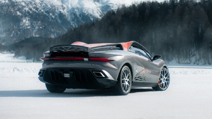 Bertone Nuccio tiene en su parte trasera un estilo más redondeado y aerodinámico.