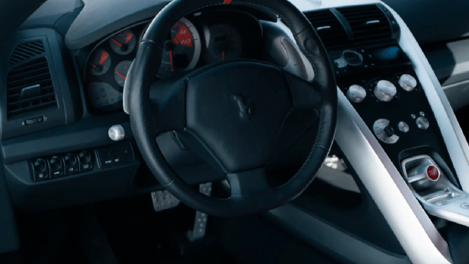 Bertone Nuccio tiene un interior enfocado en la conducción.