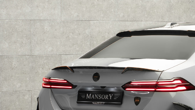 Mansory BMW M5 tiene muchos elementos de fibra de carbono con diseño estilo mármol.