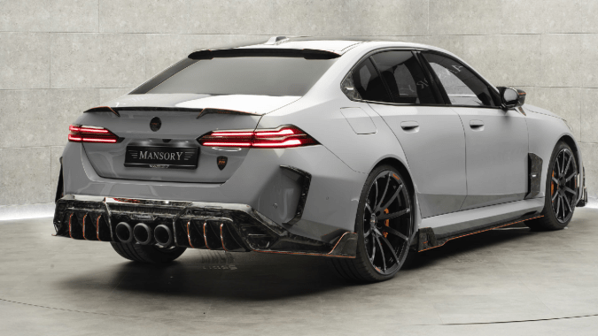 Mansory BMW M5 tiene muchos elementos de fibra de carbono con diseño estilo mármol.
