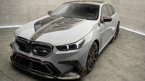 Mansory BMW M5 destaca el diseño que tiene en el capó.