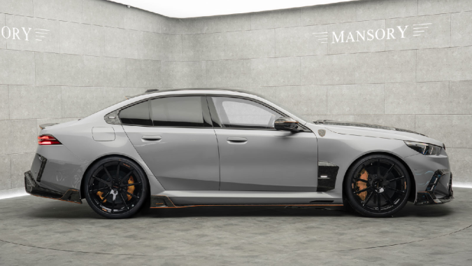 Mansory BMW M5 tiene varios elementos en fibra de carbono.