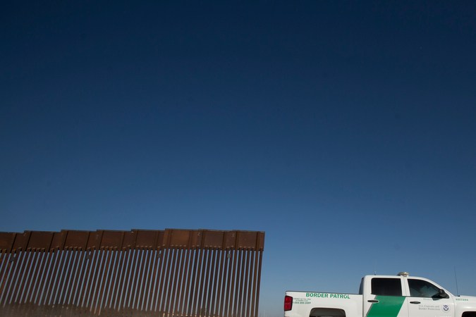 Multas y hasta prisión por llevar indocumentados en tu auto