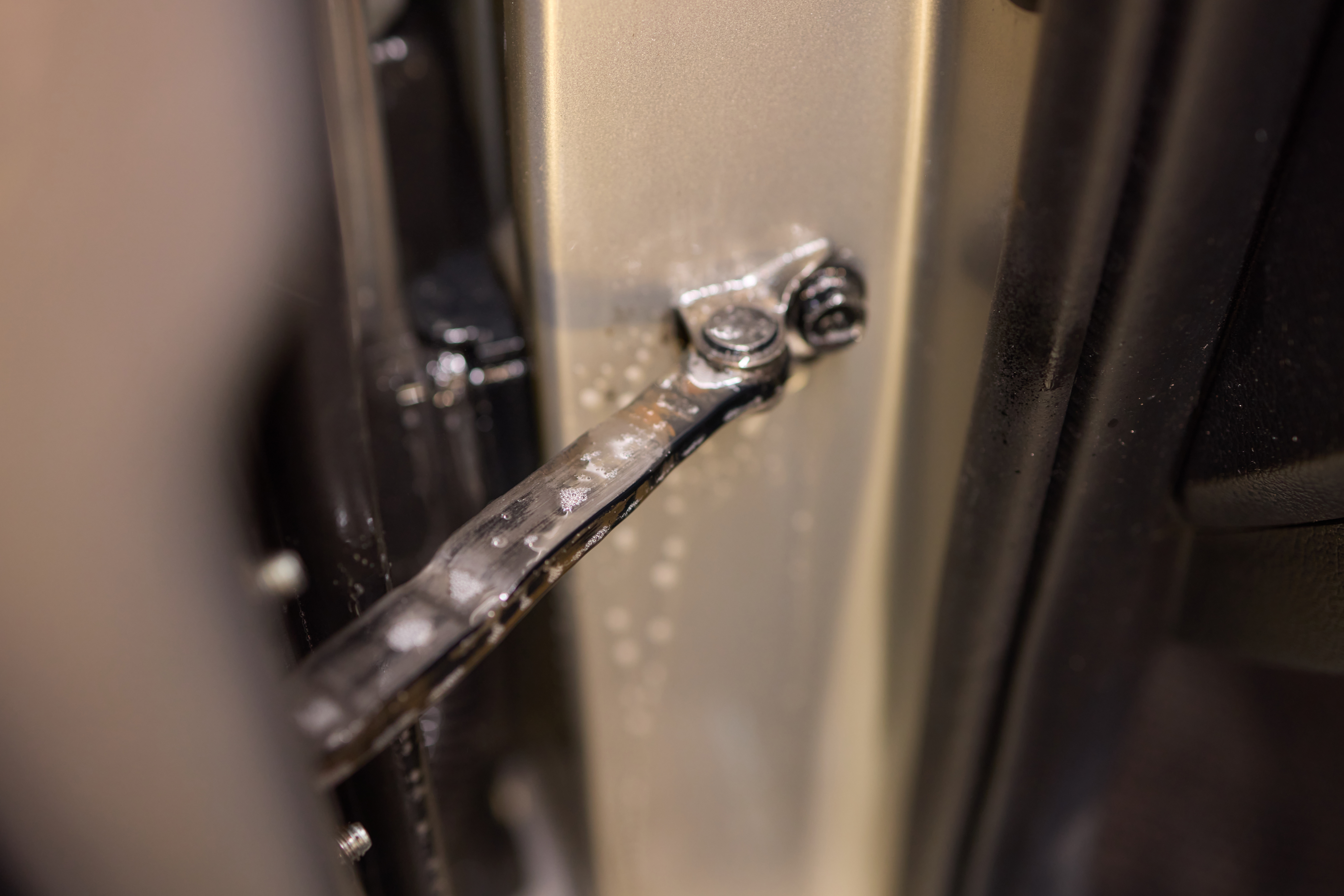 Los brazos de la puerta de los autos se deben cambiar si están en mal estado.