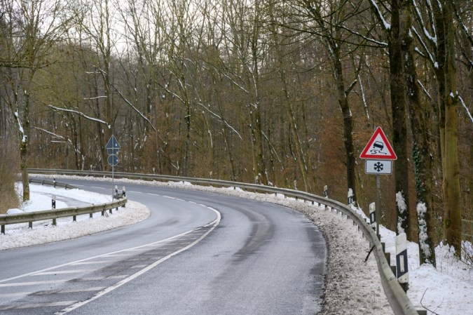 Manejo seguro: prepárate para carreteras húmedas o heladas.