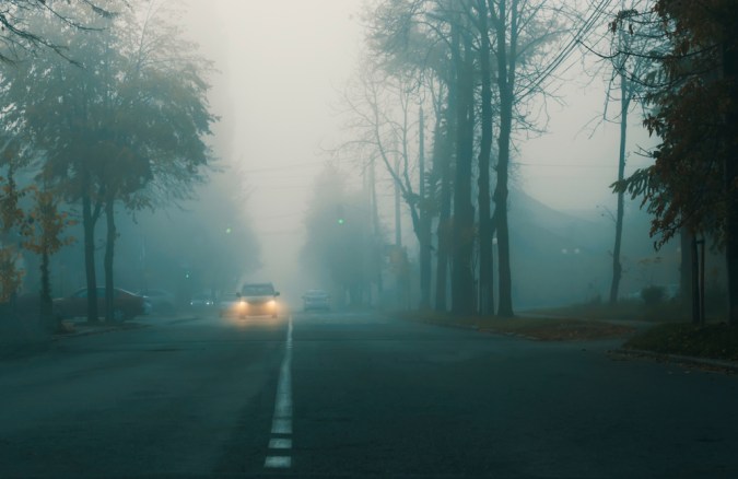 Guía práctica para conducir seguro en superficies resbaladizas.