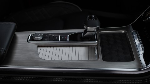Descubre los compartimientos secretos que hacen tu auto más práctico.