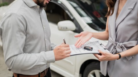 Arrendar un auto es una buena opción para gastar menos dinero a corto plazo.
