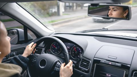 Muchas personas no prestan atención al tablero del auto.