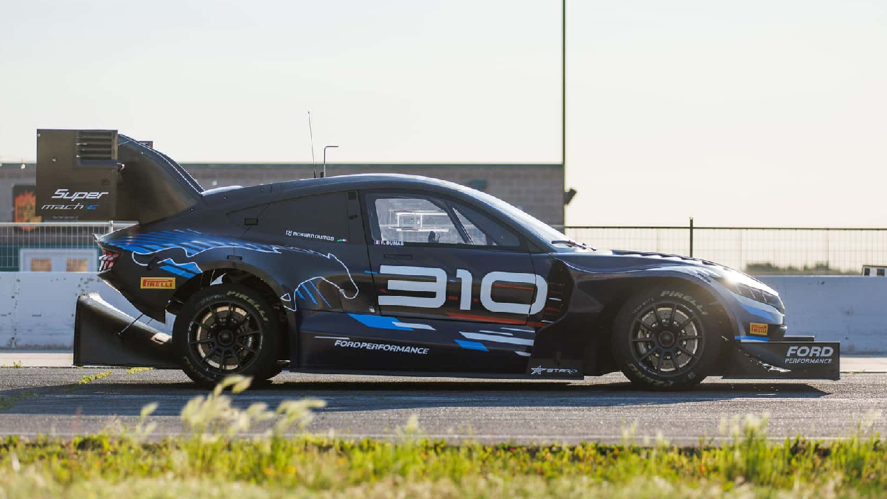 Ford Super Mustang Mach-E será pilotado por Romain Dumas.