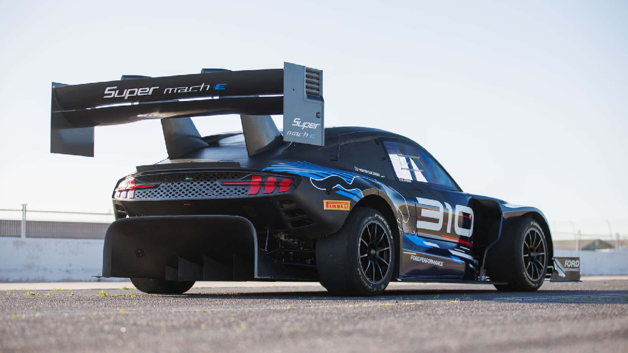 Ford Super Mustang Mach-E logra una carga aerodinámica de 6,989 libras a 150 mph.