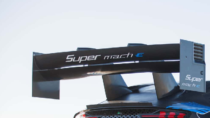Ford Super Mustang Mach-E logra una carga aerodinámica de 6,989 libras a 150 mph.