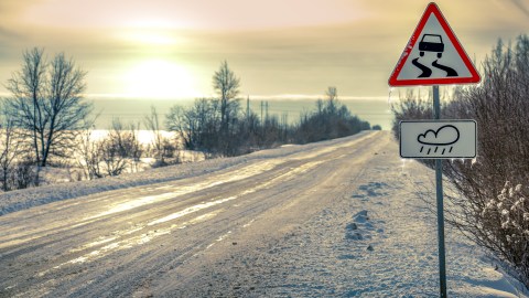 Cómo manejar en carreteras resbaladizas y evitar derrapes.