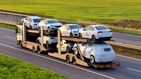 Una fuerte caída de importaciones de autos ocurre en Estados Unidos debido a aranceles.